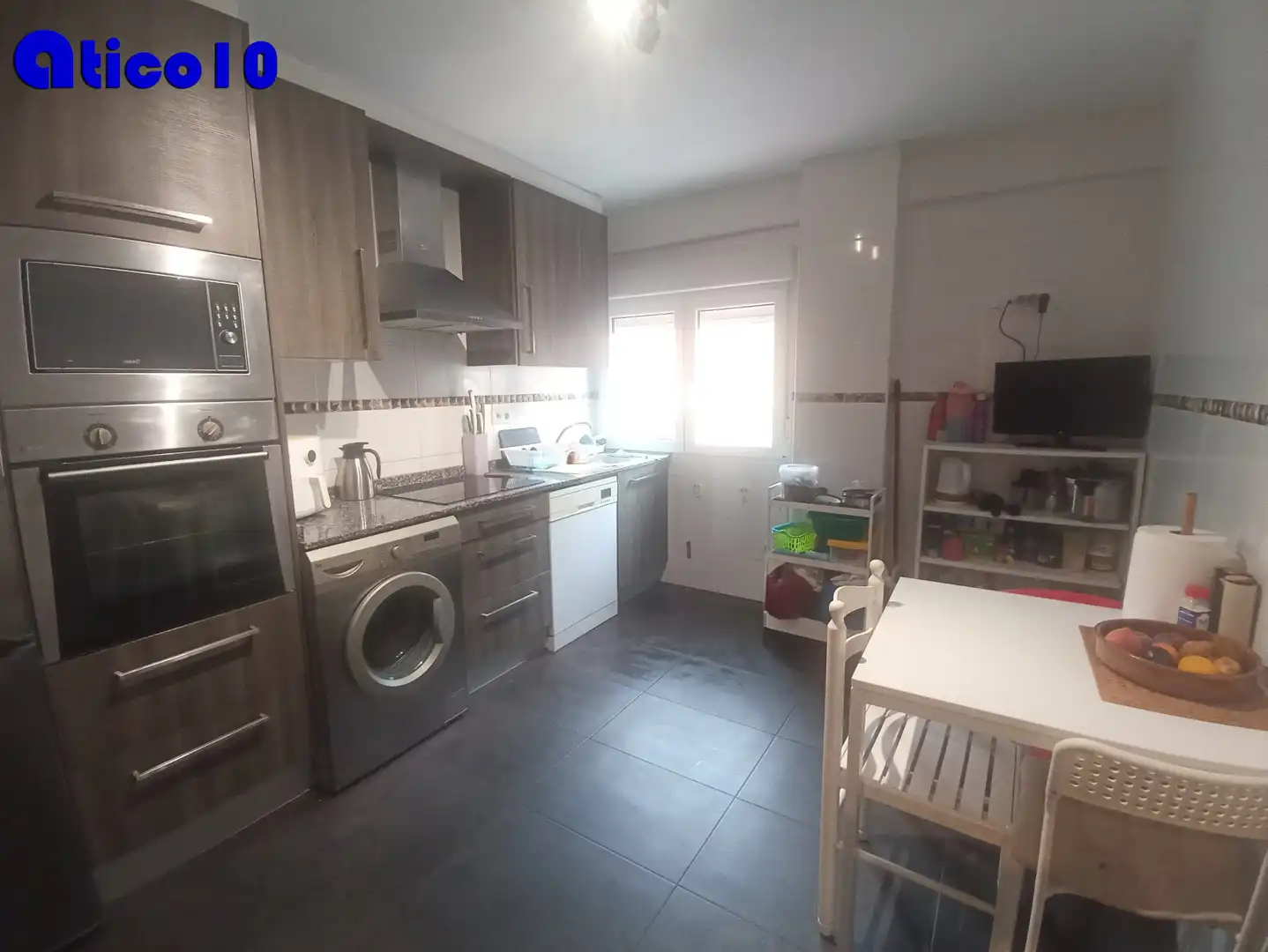 Cuina de Pis en venda en Oviedo  amb Calefacció, Parquet i Traster
