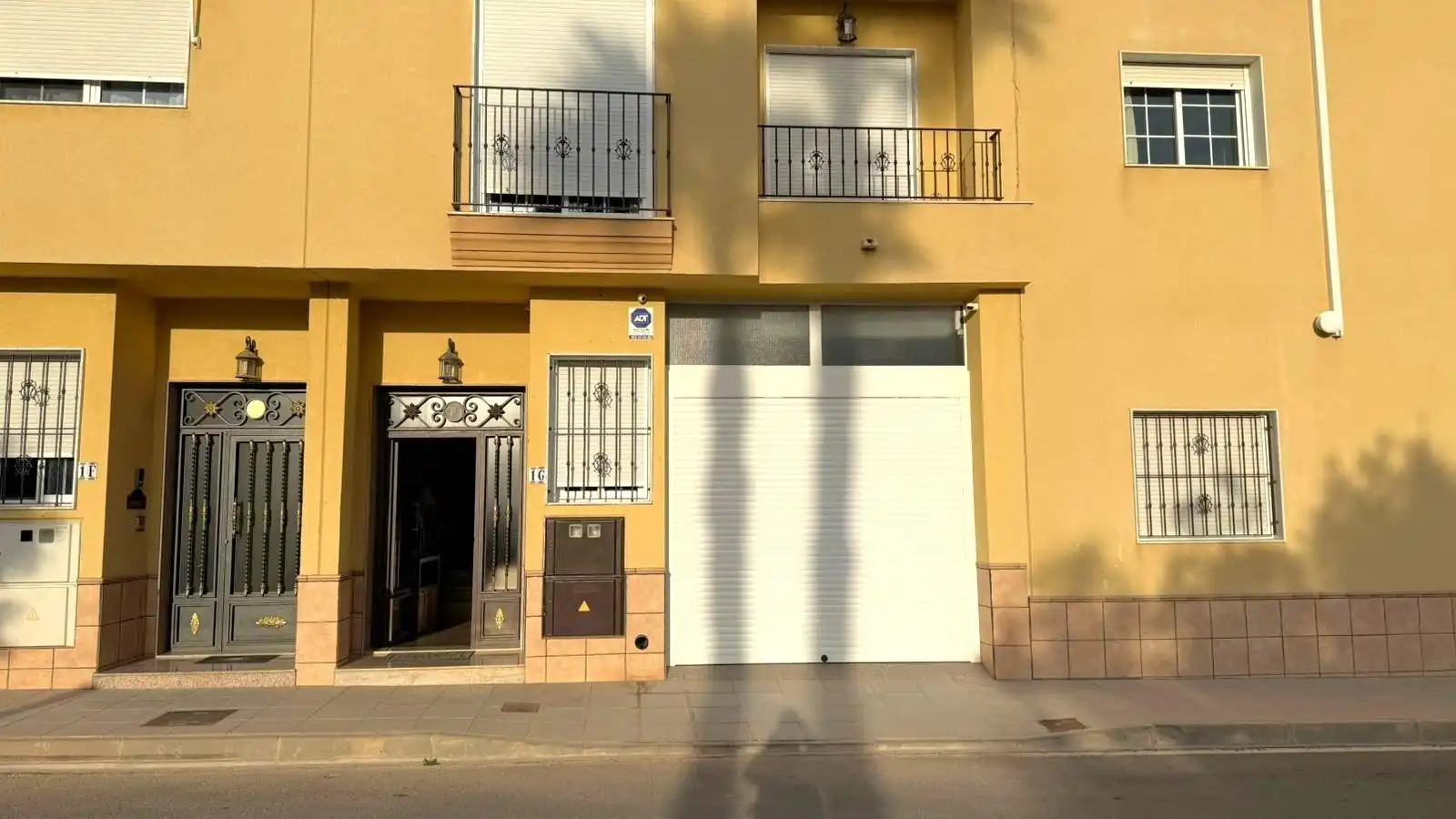 Vista exterior de Casa adosada en venda en Pilar de la Horadada amb Aire condicionat, Terrassa i Balcó