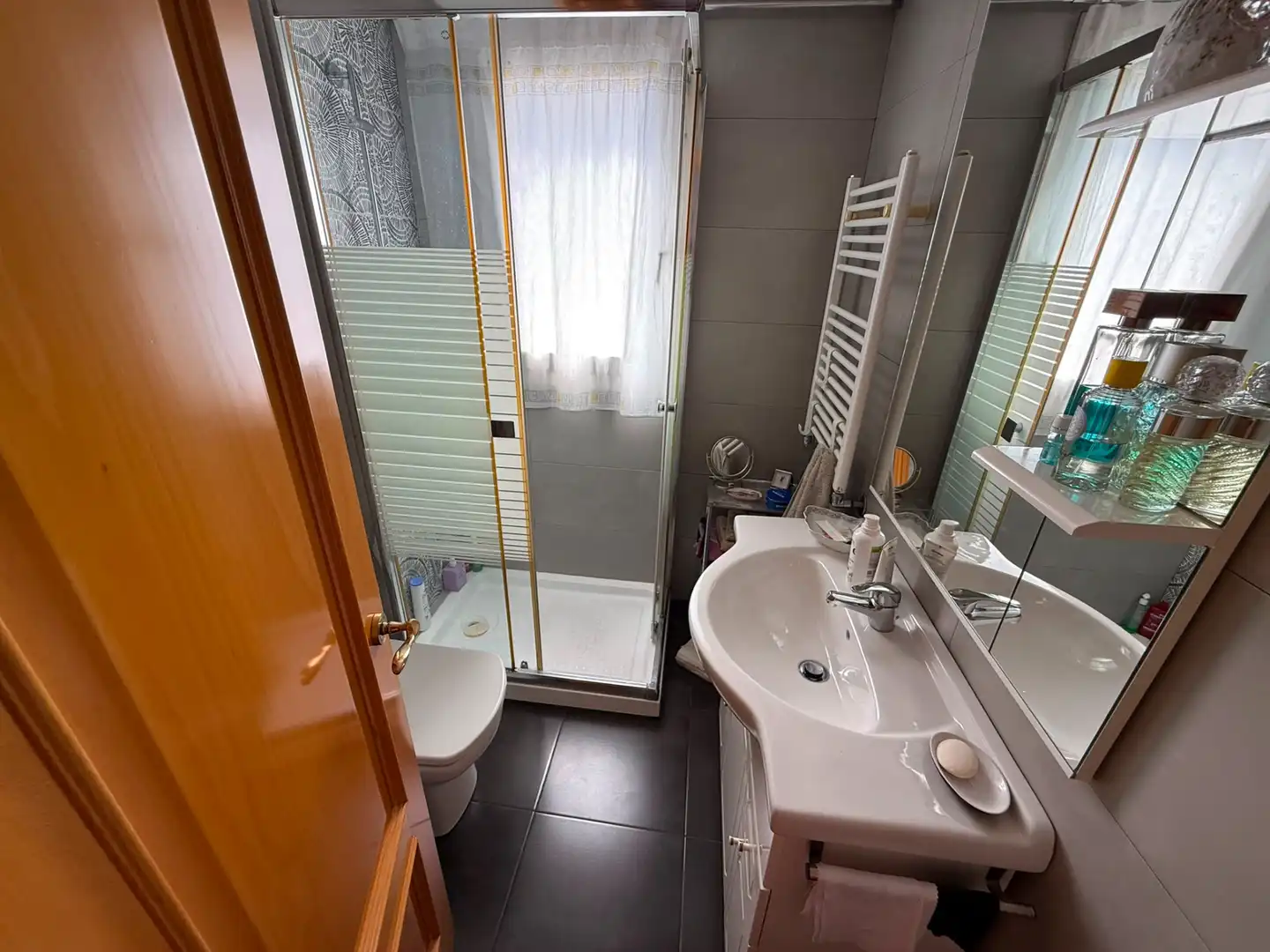 Bathroom of Flat for sale in Cornellà de Llobregat  with Air Conditioner, Heating and Parquet flooring
