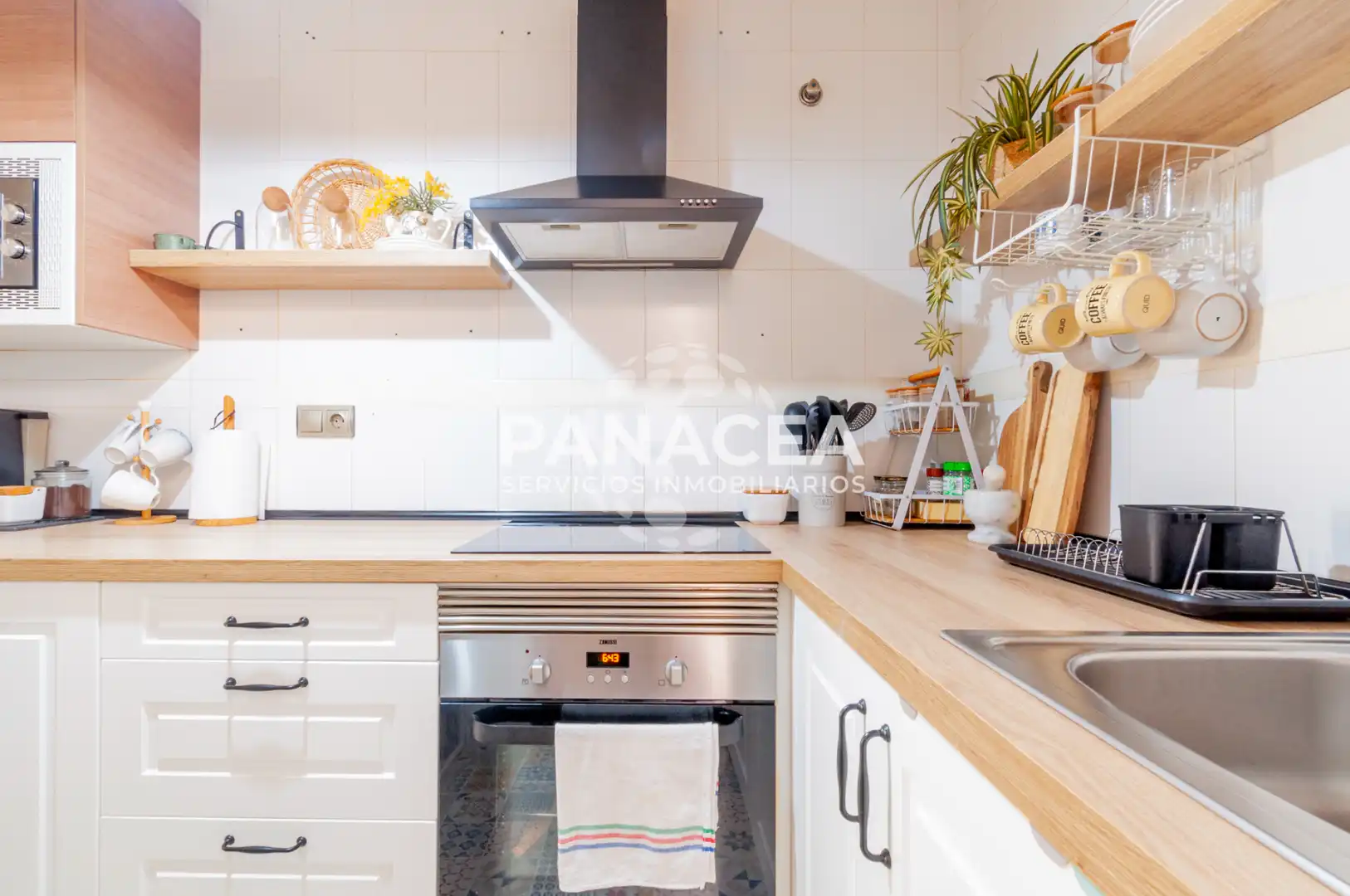 Küche von Wohnung zum Verkauf in Roquetas de Mar mit Möbliert, Ofen und Mikrowelle