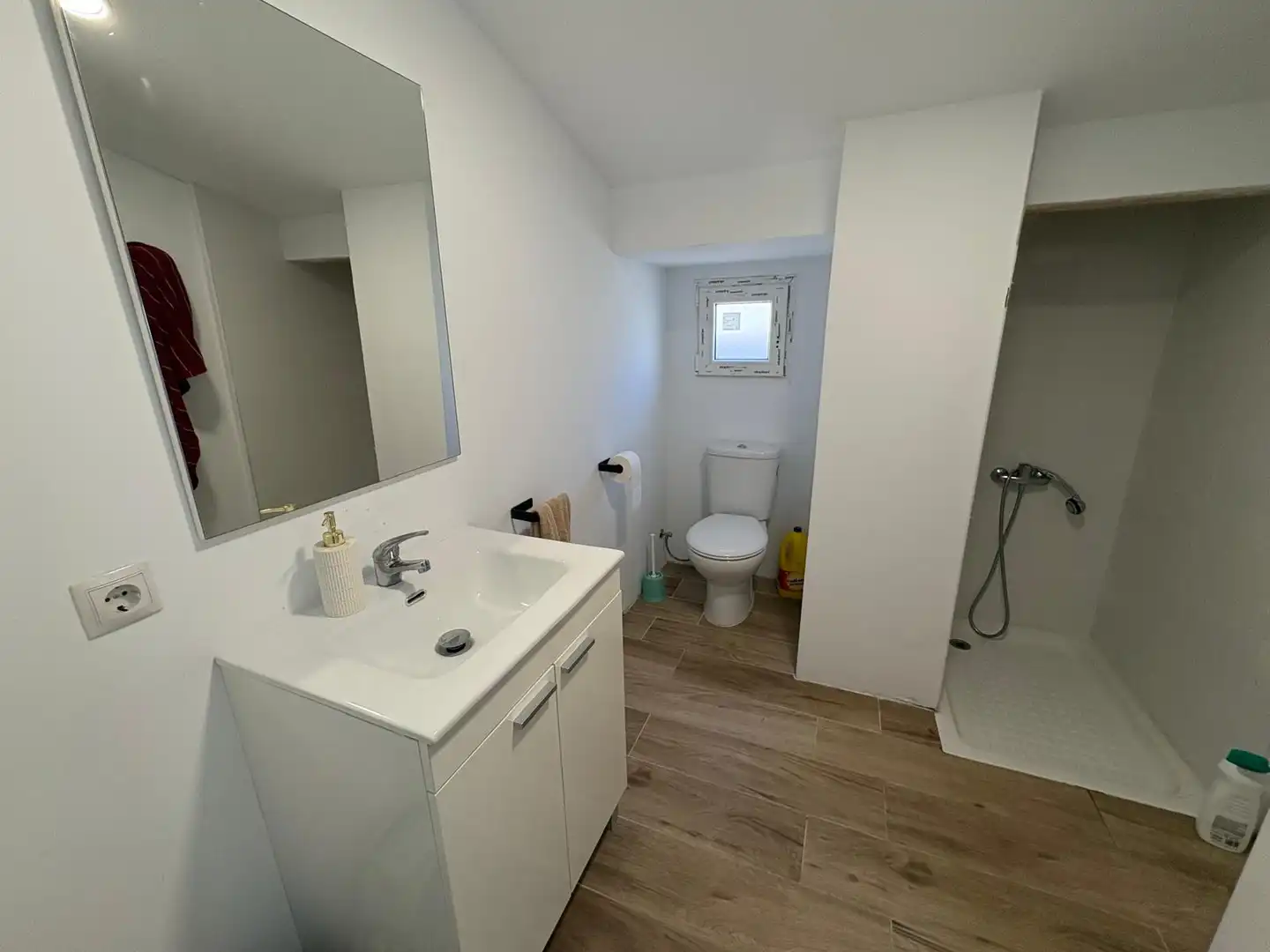 Badezimmer von Einfamilien-Reihenhaus zum Verkauf in Alpicat mit Klimaanlage, Heizung und Privatgarten