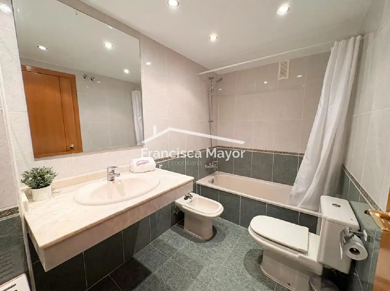 Baño de Piso en venta en Valencia con Aire acondicionado, Amueblado y Piscina comunitaria