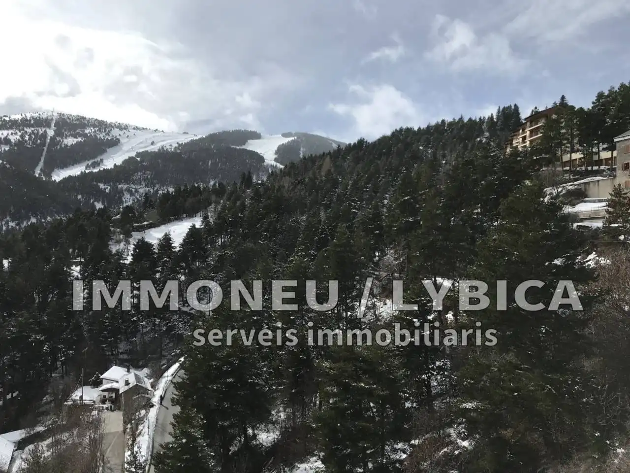 Vista exterior de Ático en venta en Alp con Calefacción