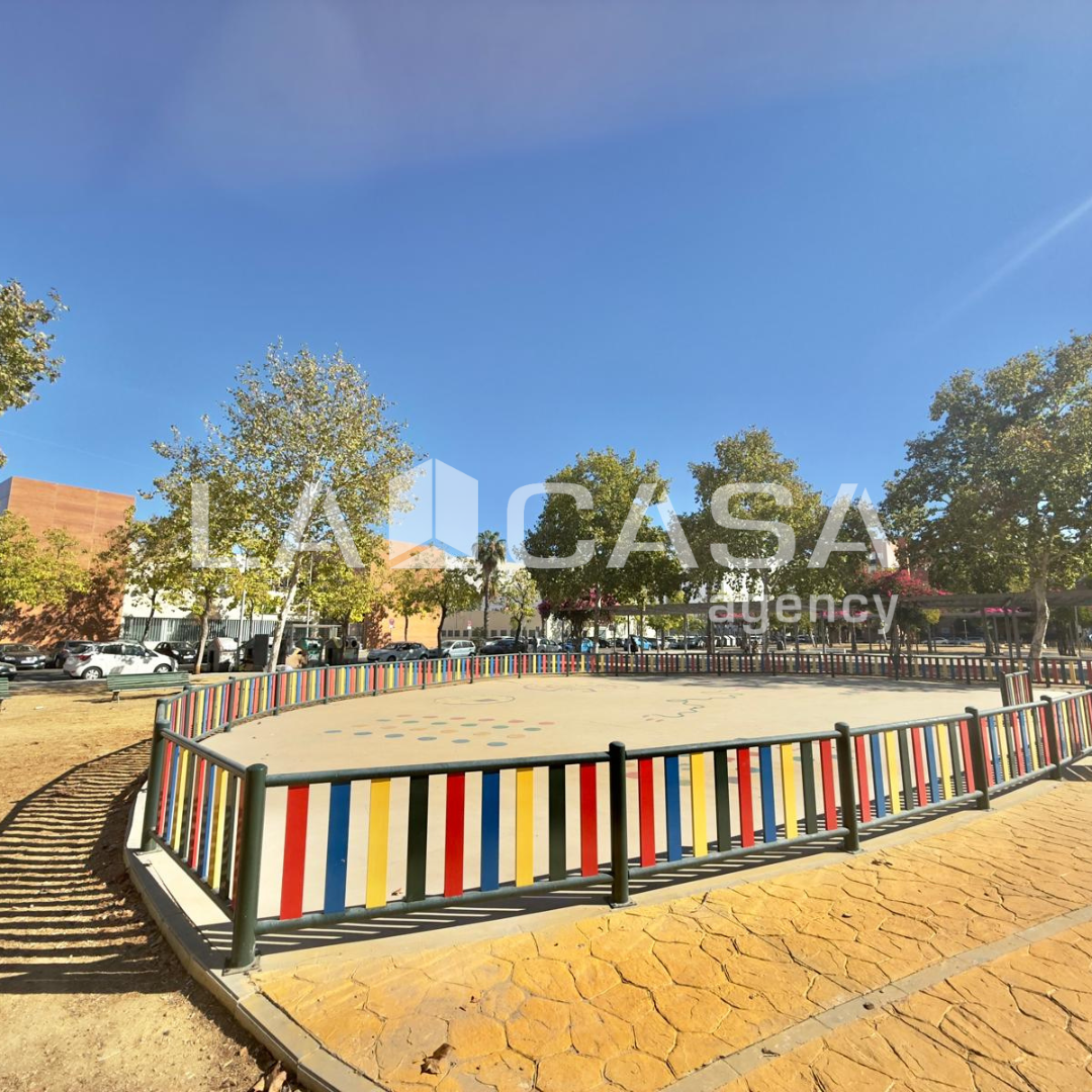 Exterior view of Planta baja for sale in  Sevilla Capital