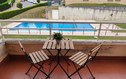 Piscina de Pis en venda en Castro-Urdiales amb Jardí privat, Moblat i Balcó