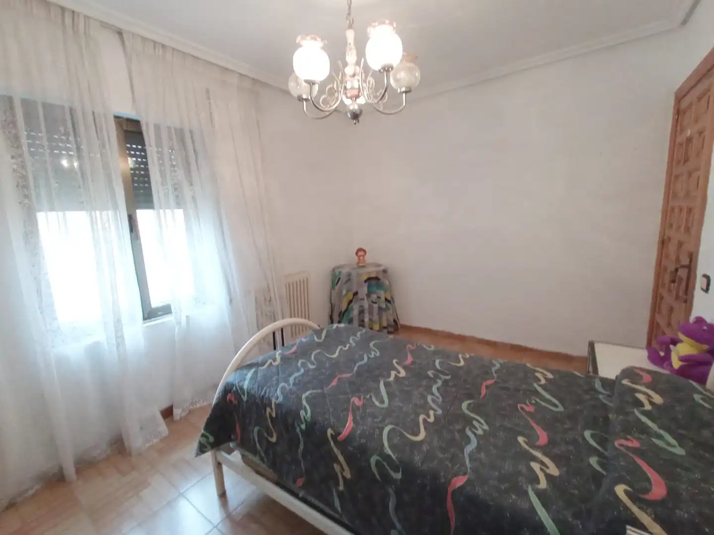 Dormitori de Casa adosada en venda en Burgos amb Jardí privat