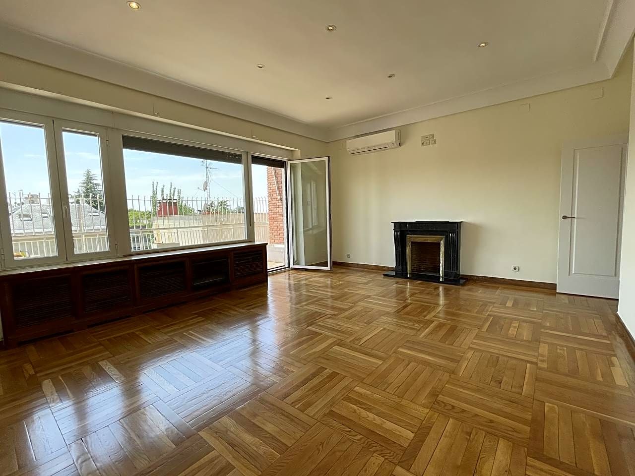Sala d'estar de Pis de lloguer en  Madrid Capital amb Aire condicionat, Calefacció i Parquet