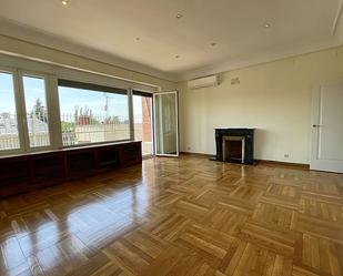 Living room of Flat to rent in  Madrid Capital  with Air Conditioner, Heating and Parquet flooring