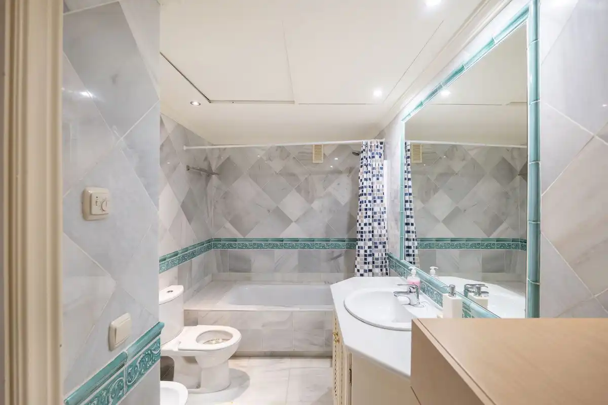 Baño de Ático de alquiler en Estepona con Aire acondicionado, Jardín privado y Terraza