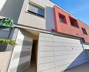 Exterior view of Single-family semi-detached for sale in Santa Margarida I Els Monjos  with Air Conditioner and Terrace