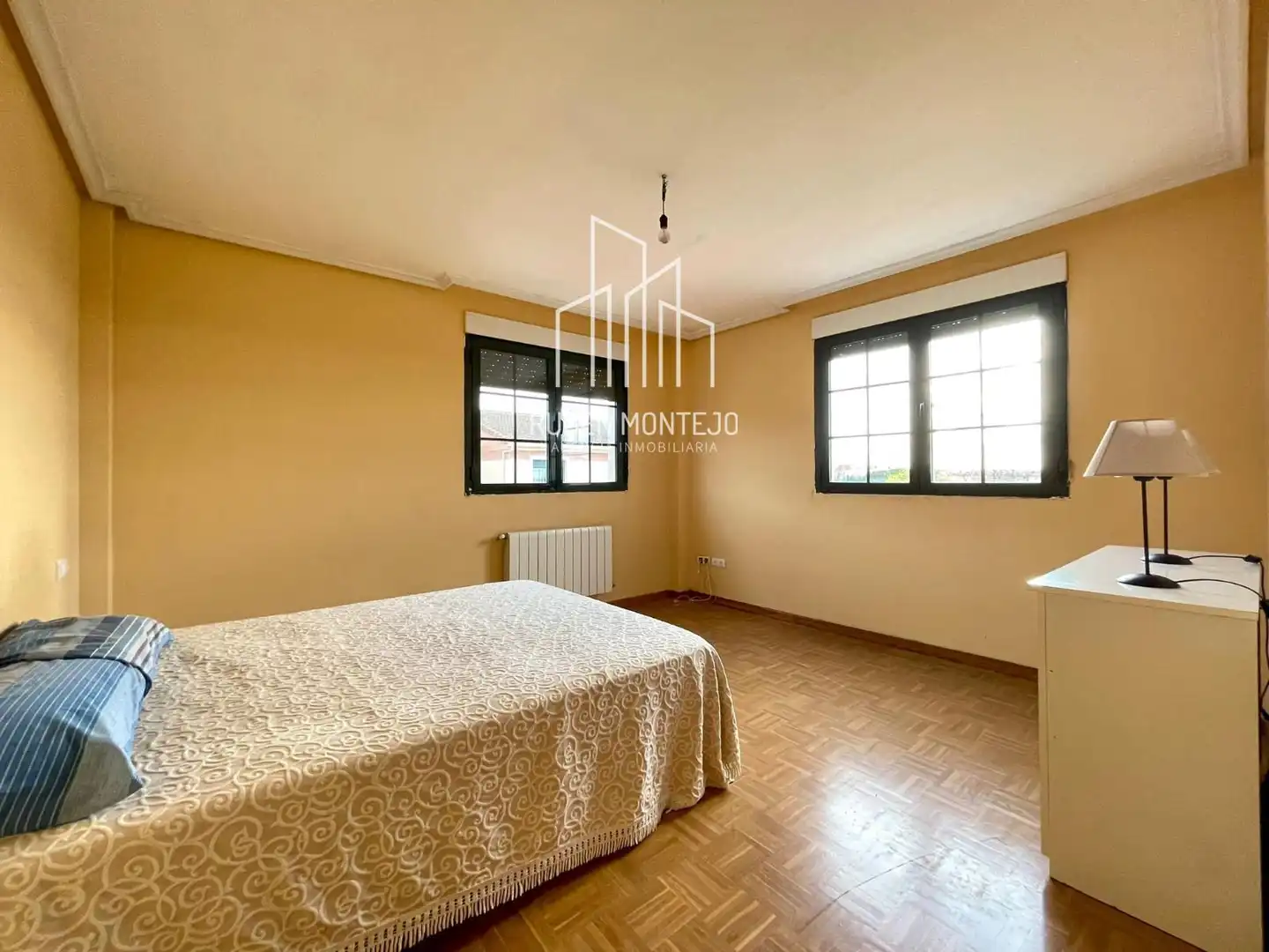 Habitación de Casa adosada en venta en Doñinos de Salamanca con Calefacción, Jardín privado y Trastero