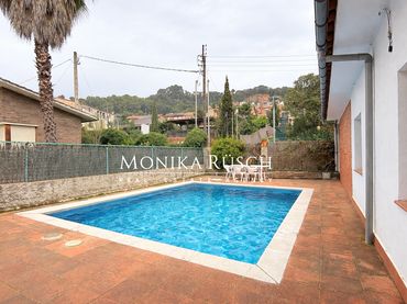 Casa amb piscina en venda a La Palma de Cervelló