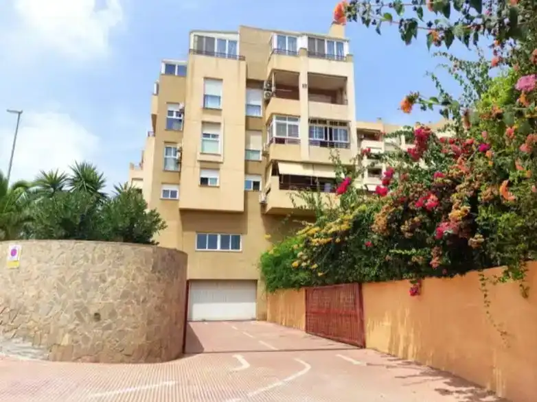 Außenansicht von Wohnung zur Miete in Roquetas de Mar mit Klimaanlage, Privatgarten und Schwimmbad