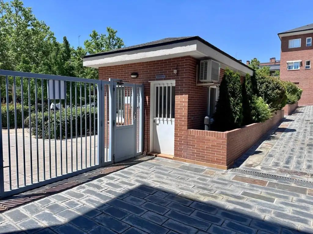 Vista exterior de Piso en venta en Las Rozas de Madrid
