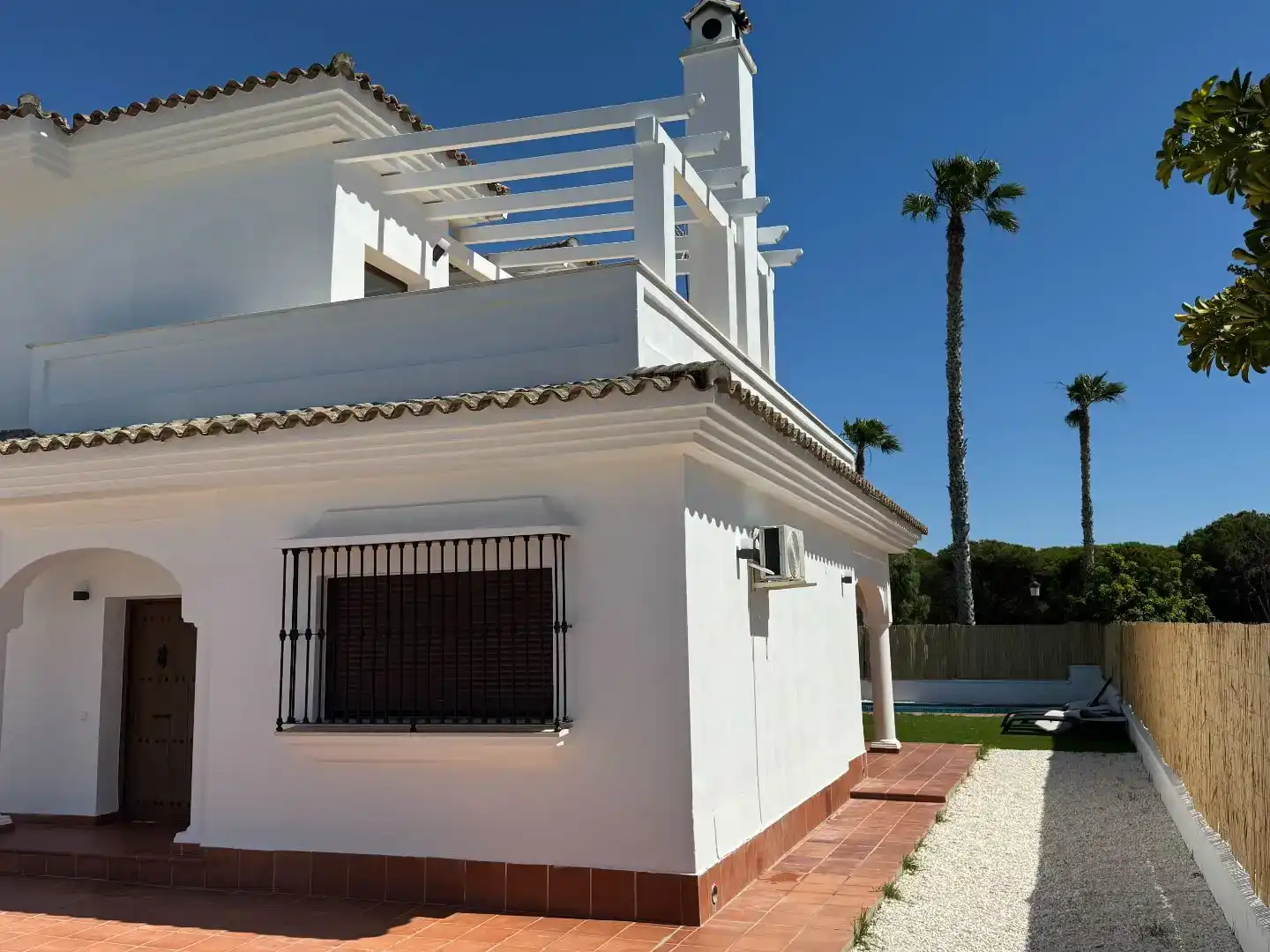 Vista exterior de Casa o xalet en venda en Conil de la Frontera amb Piscina i Balcó