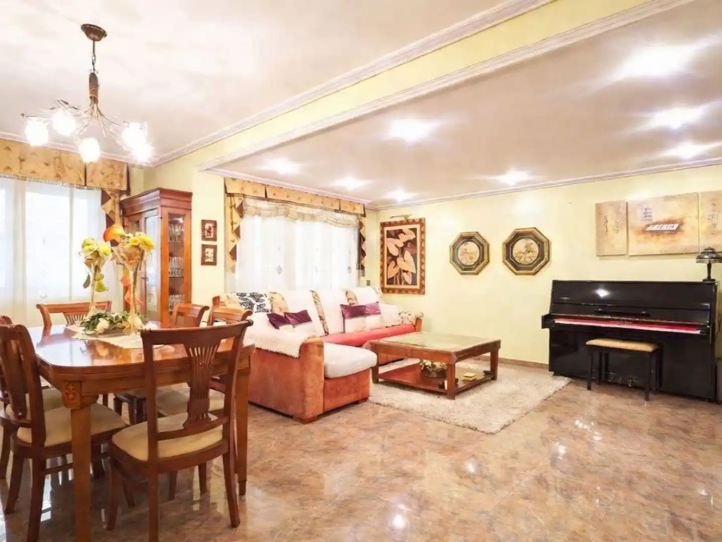 Sala d'estar de Casa o xalet en venda en Zaragoza amb Aire condicionat, Calefacció i Jardí privat