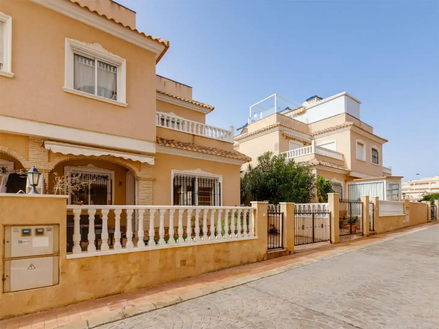 Vista exterior de Dúplex en venda en Orihuela amb Aire condicionat i Piscina