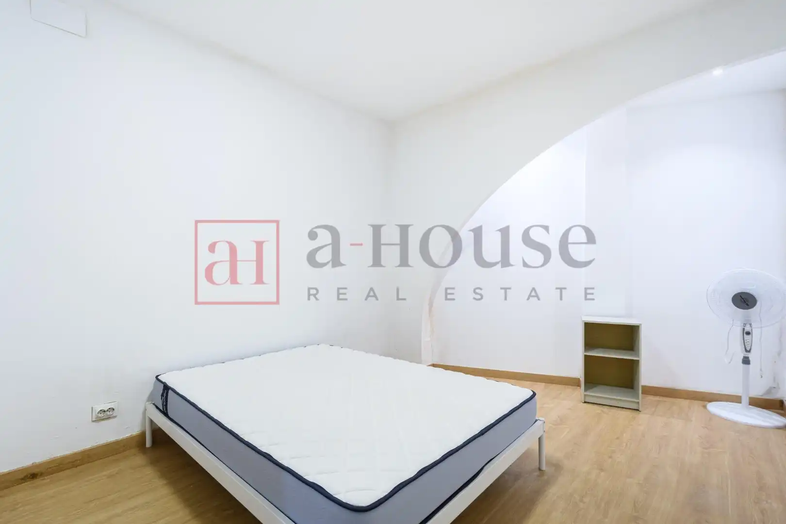 Habitación de Planta baja en venta en Barcelona con Parquet y Alarma