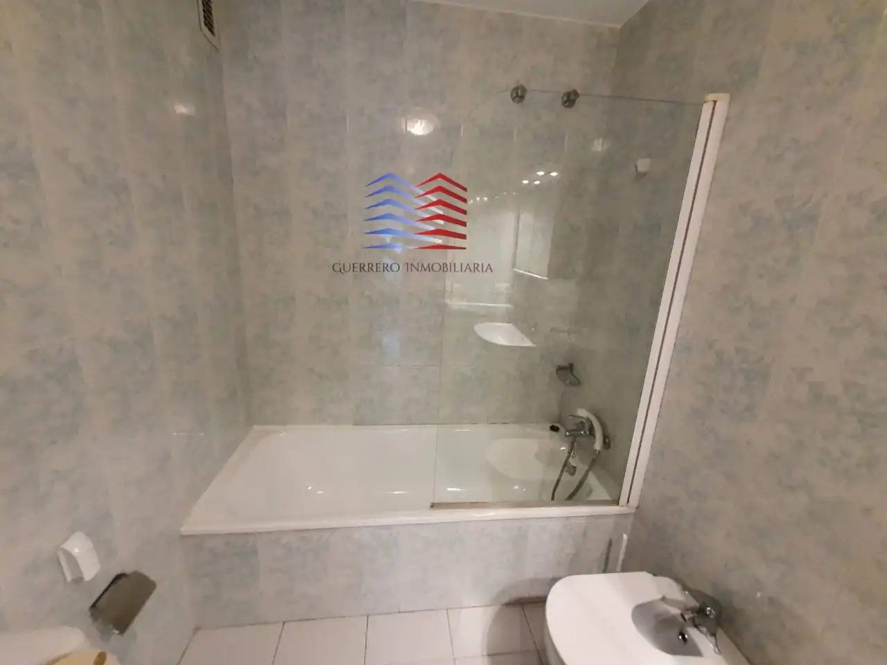 Bathroom of Flat for rent in Ourense Capital   with Heating, Parquet flooring and Storage room