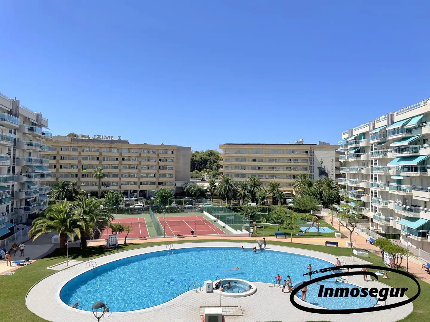 Piscina de Piso en venta en Salou con Calefacción, Terraza y Amueblado