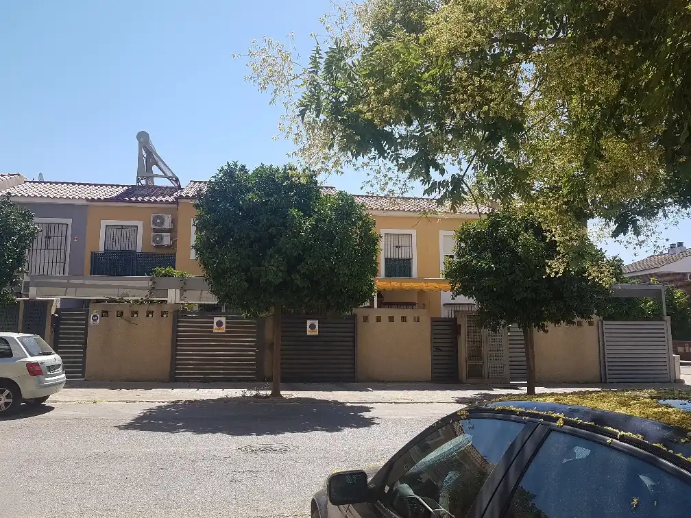 Vista exterior de Casa adosada en venda en Sevilla