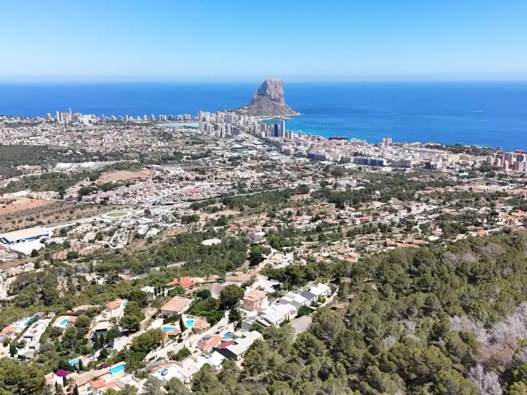 Vista exterior de Casa adosada en venda en Calpe / Calp amb Aire condicionat, Piscina i Balcó
