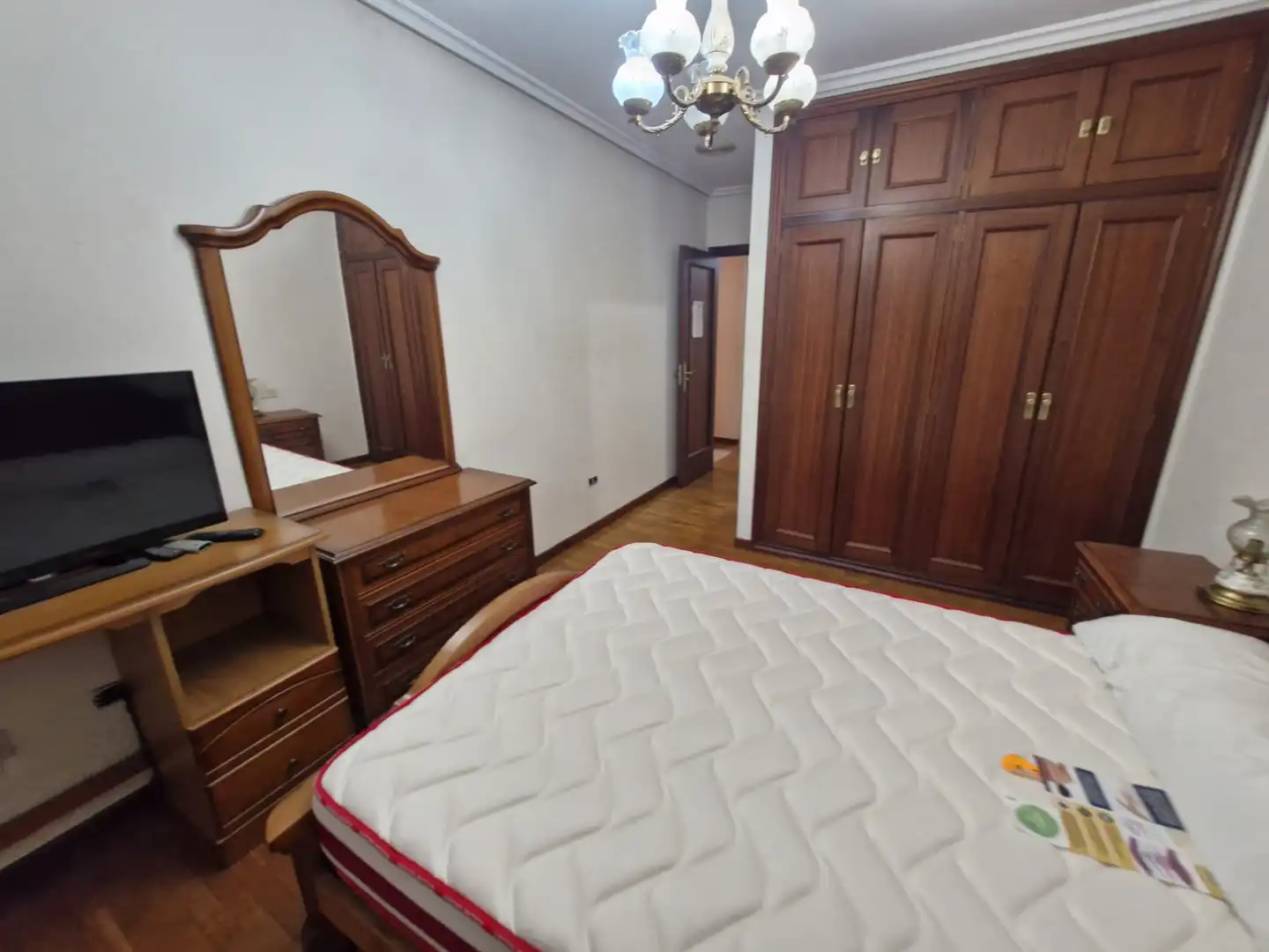 Dormitori de Pis de lloguer en Ourense Capital  amb Calefacció, Parquet i Moblat