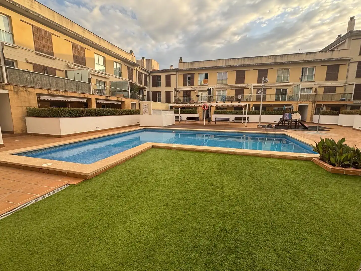 Schwimmbecken von Erdgeschoss zum Verkauf in Campos mit Klimaanlage, Heizung und Terrasse