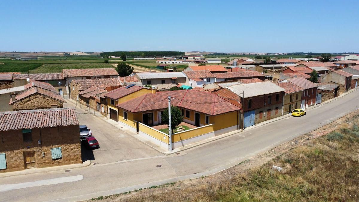 Vista exterior de Casa o xalet en venda en Villamandos amb Calefacció i Traster