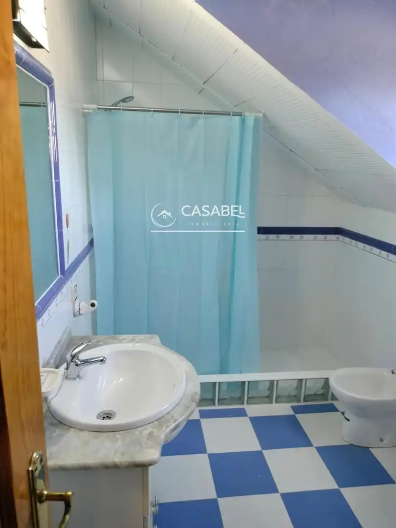 Bany de Casa o xalet de lloguer en Córdoba amb Aire condicionat, Terrassa i Traster