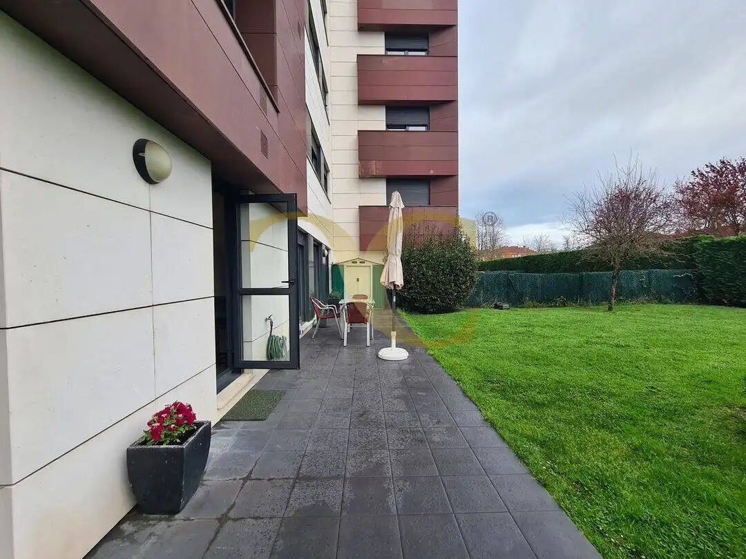Außenansicht von Wohnung zum Verkauf in Oviedo  mit Heizung, Privatgarten und Terrasse
