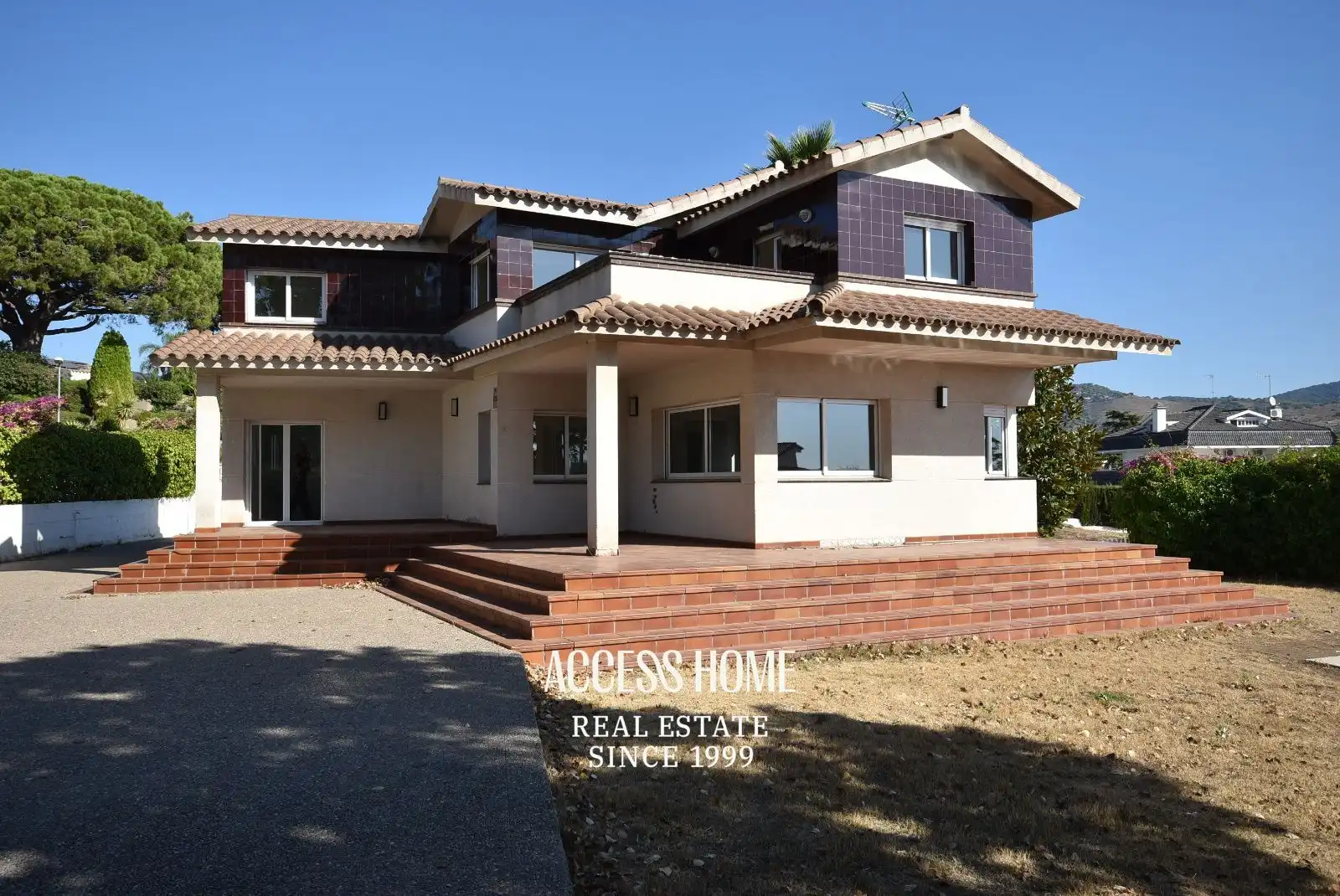 Detached house with pool for sale in Alella