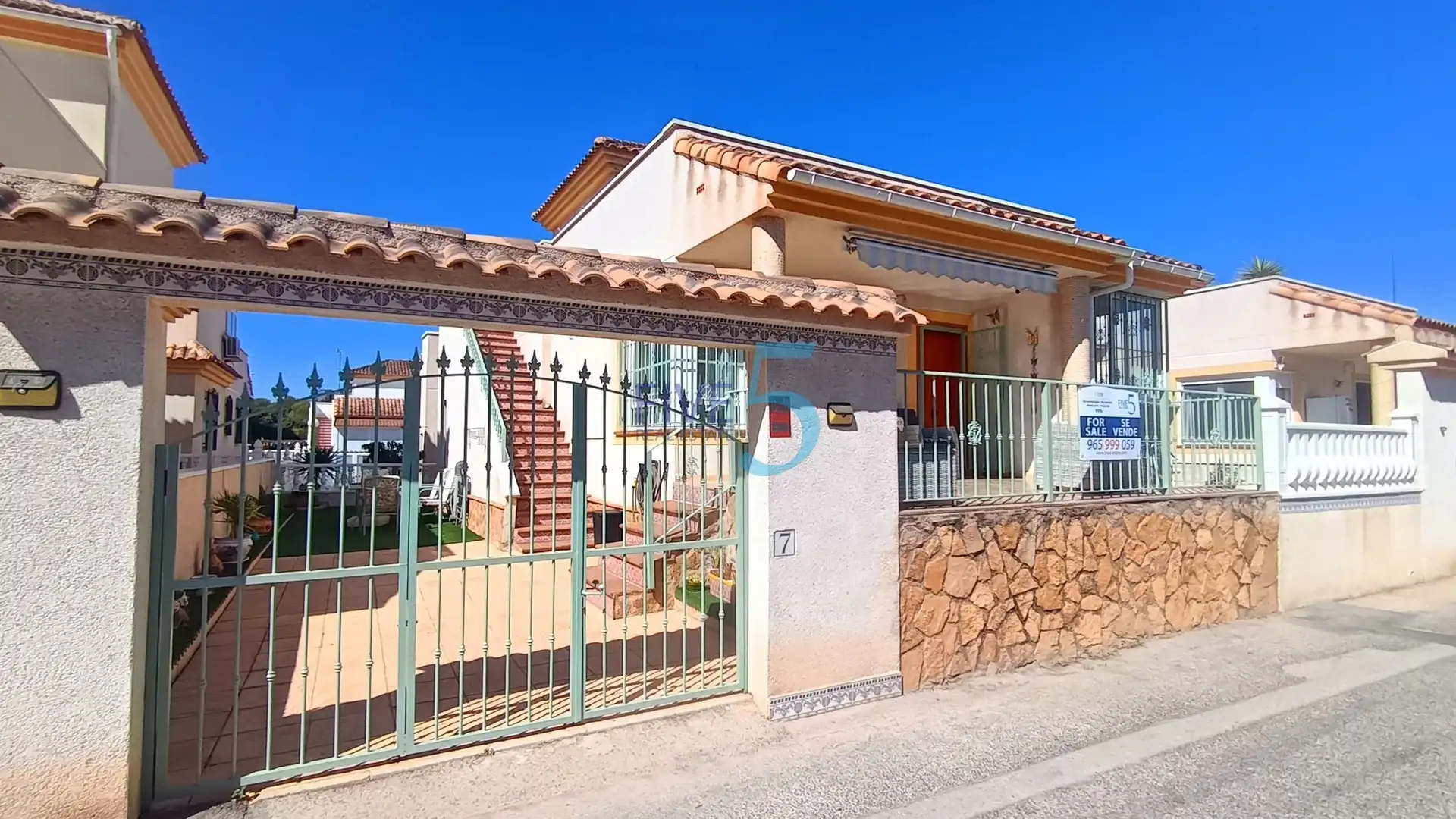 House with pool for sale in Algorfa