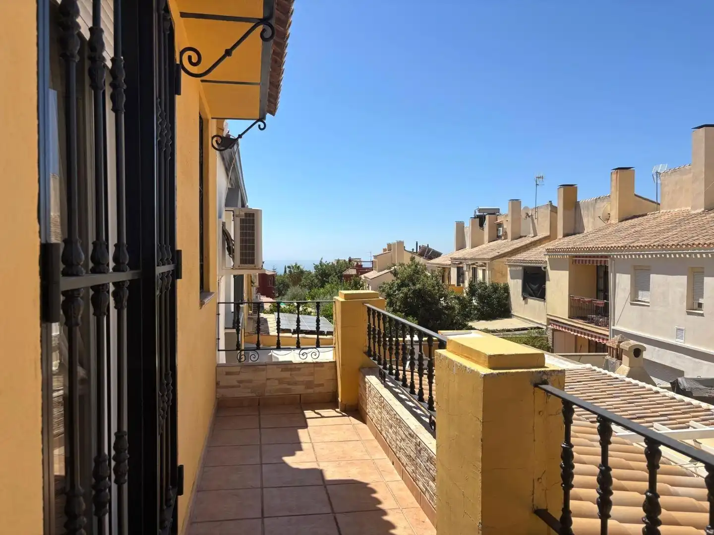 Vista exterior de Casa adosada en venta en Marbella con Piscina comunitaria