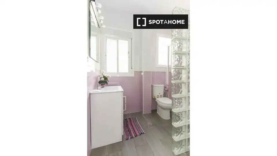 Baño de Apartamento para compartir en Madrid con Aire acondicionado, Calefacción y Terraza