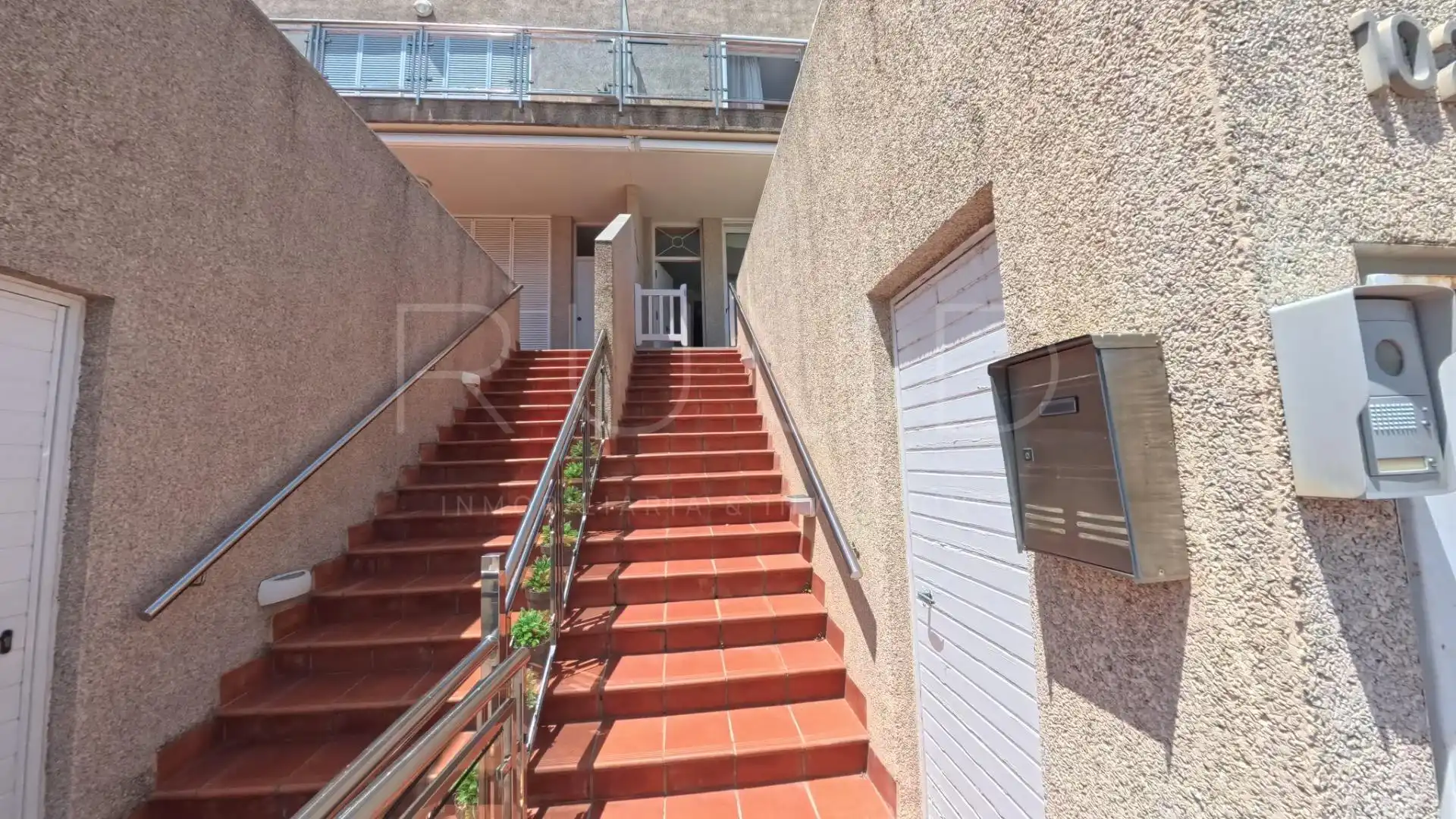 Außenansicht von Einfamilien-Reihenhaus zur Miete in Sant Feliu de Guíxols mit Klimaanlage, Heizung und Privatgarten