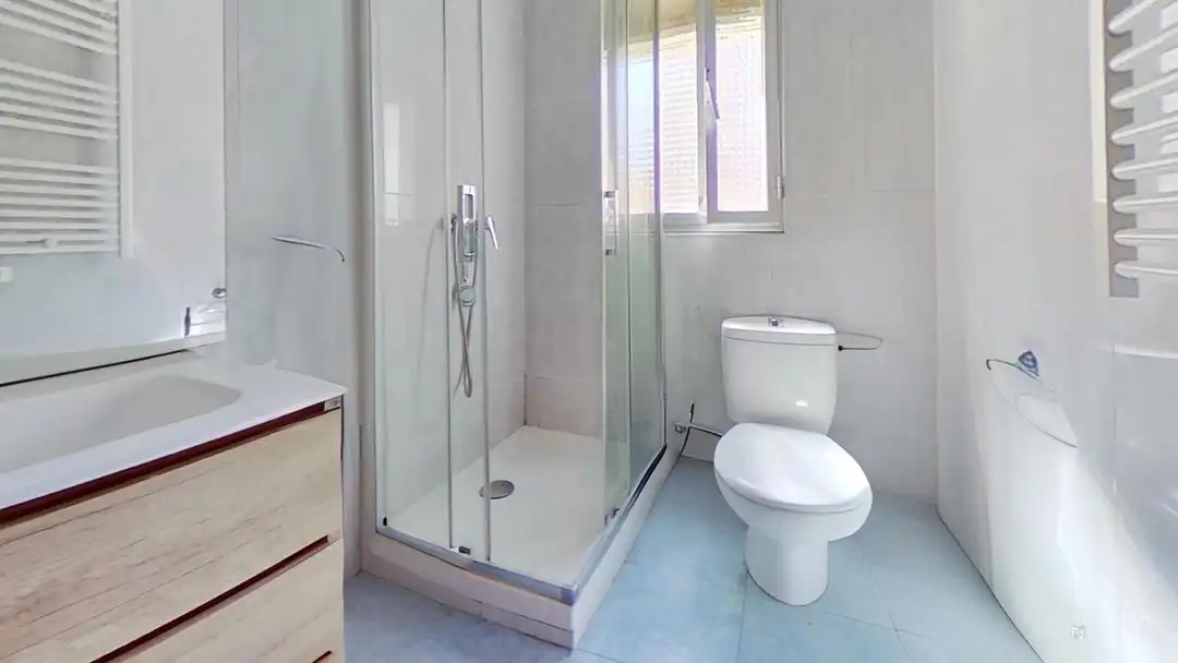 Badezimmer von Wohnung zur Miete in Madrid mit Alarm