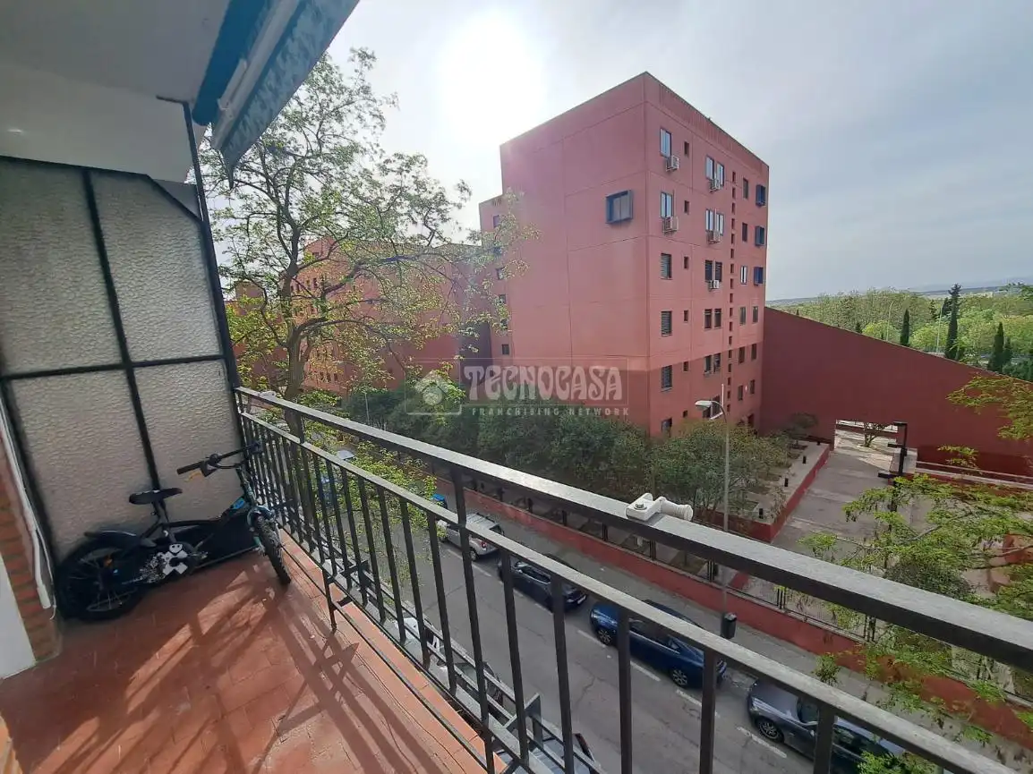Vista exterior de Piso en venta en Madrid con Calefacción, Terraza y Balcón