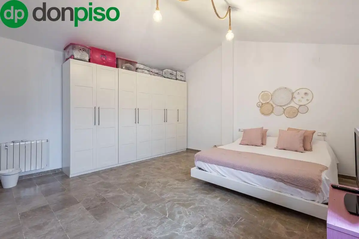Habitación de Casa adosada en venta en Churriana de la Vega con Aire acondicionado, Jardín privado y Terraza