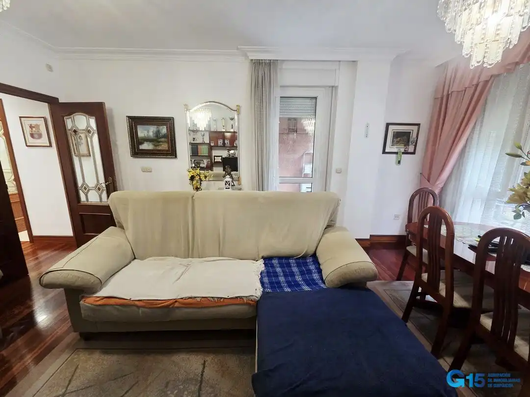 Sala de estar de Piso en venta en Errenteria con Calefacción, Terraza y Amueblado