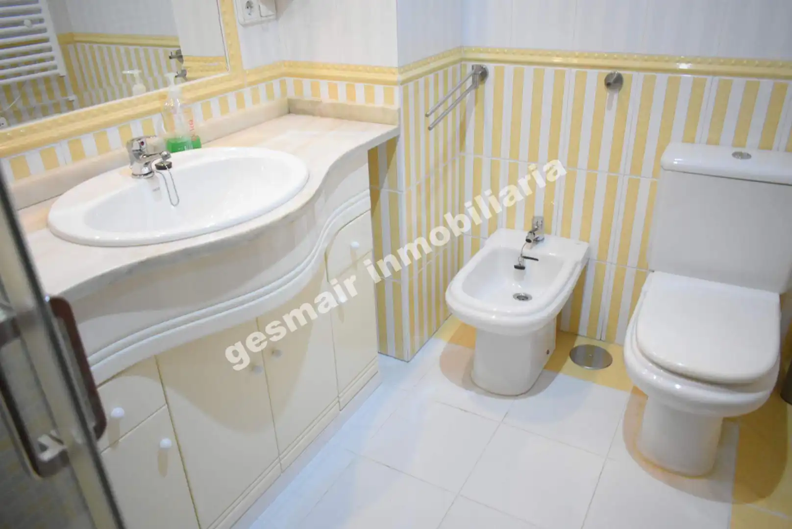Baño de Piso de alquiler en Pontevedra Capital  con Calefacción, Parquet y Trastero