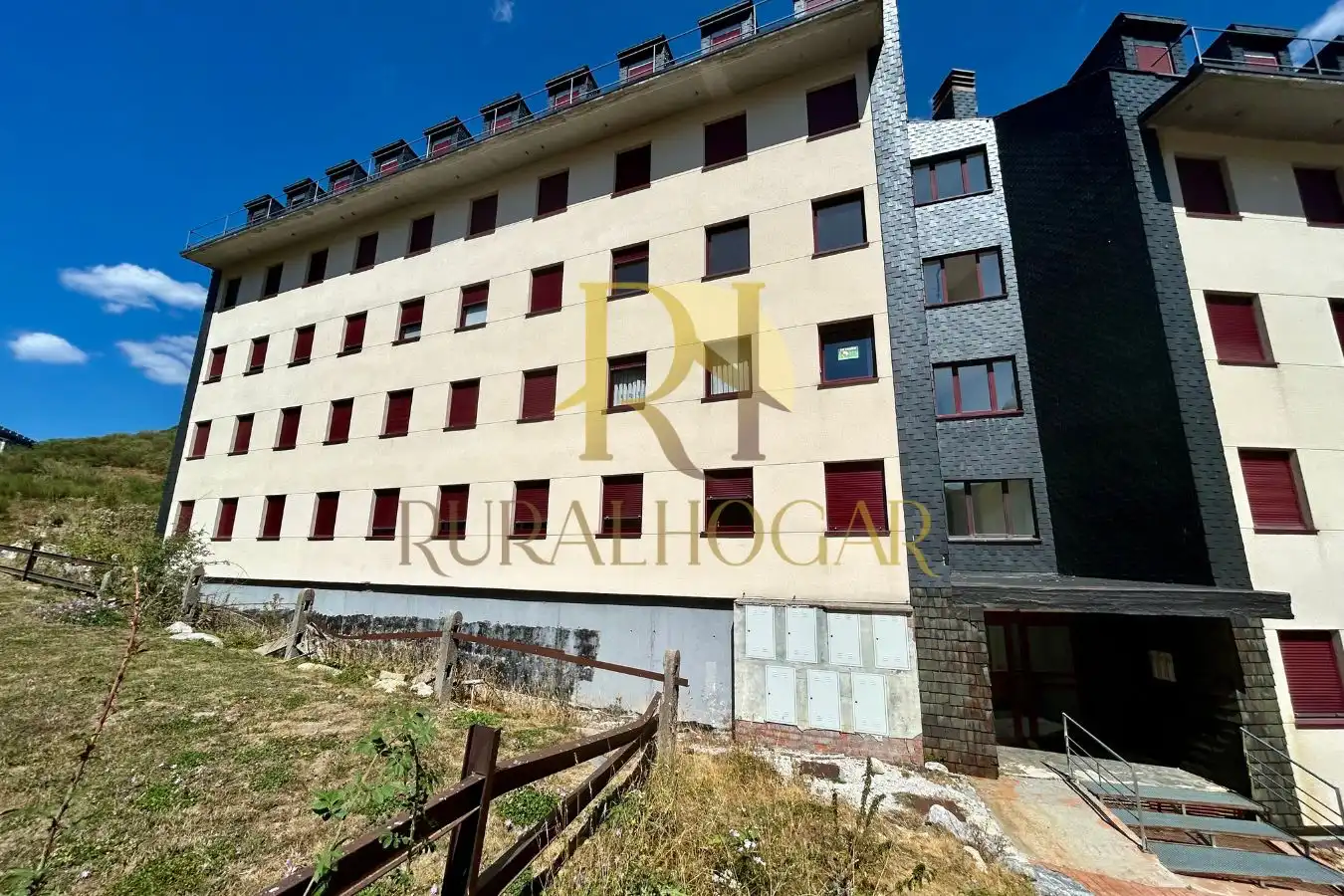 Vista exterior de Apartament en venda en Puebla de Lillo amb Calefacció, Traster i Moblat