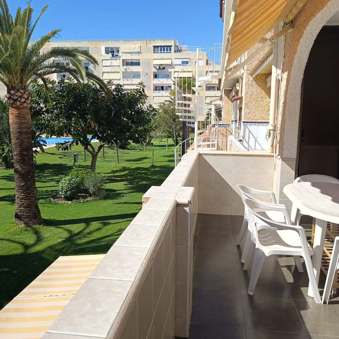 Terraza de Apartamento de alquiler en La Pobla de Farnals con Aire acondicionado, Calefacción y Jardín privado