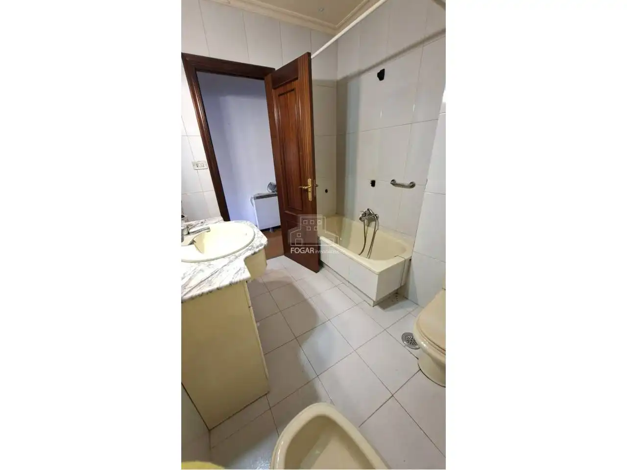 Bathroom of Flat for sale in Vigo   with Heating, Parquet flooring and Terrace