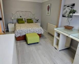 Schlafzimmer von Wohnungen miete in Gijón  mit Möbliert, Waschmaschine und Mikrowelle