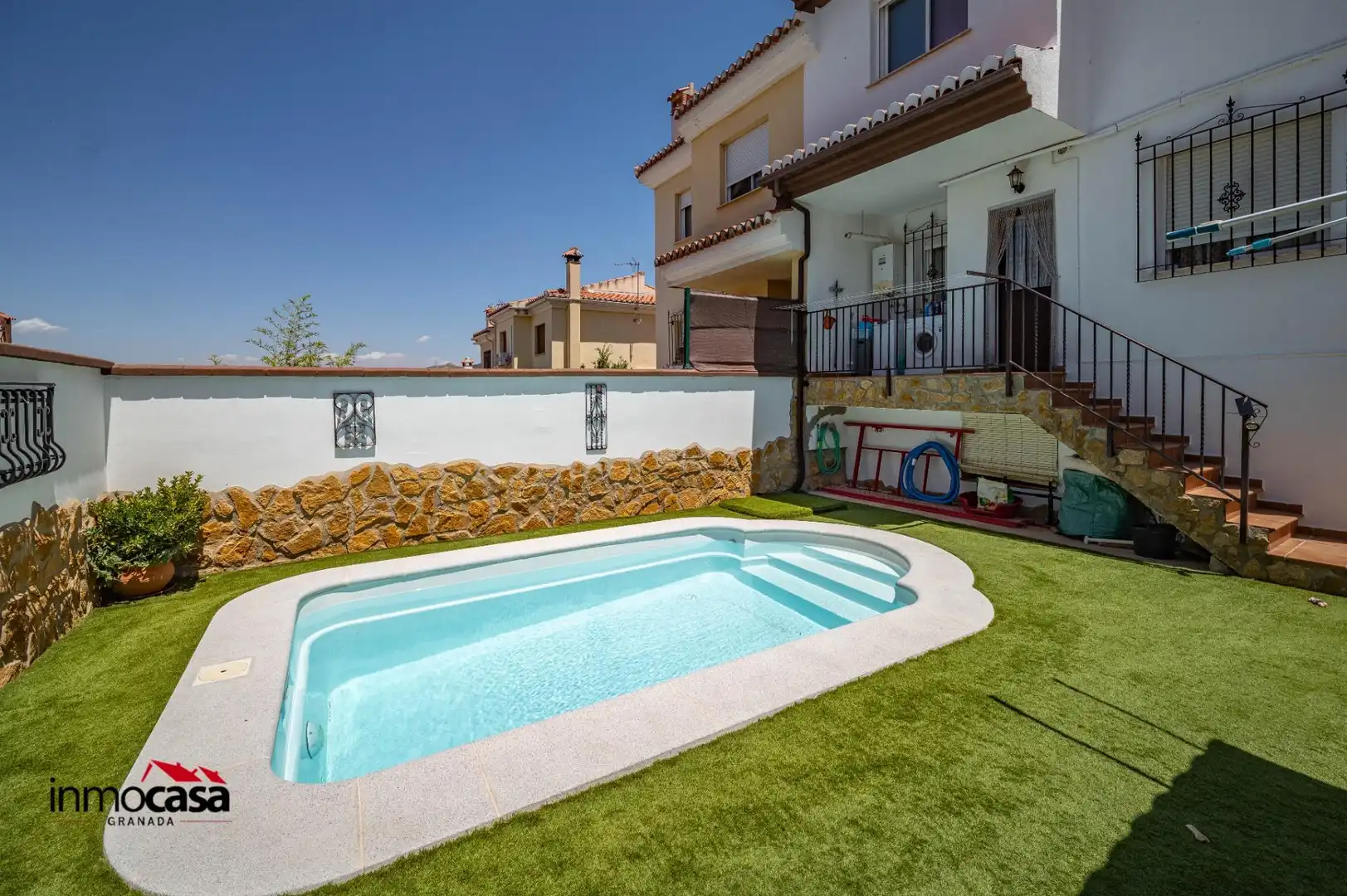 Piscina de Casa adosada en venta en Jun con Aire acondicionado, Jardín privado y Piscina