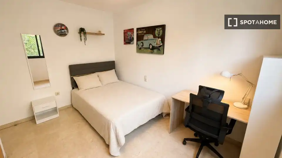 Bedroom of Flat for share in Valencia  with Air Conditioner, Heating and Furnished