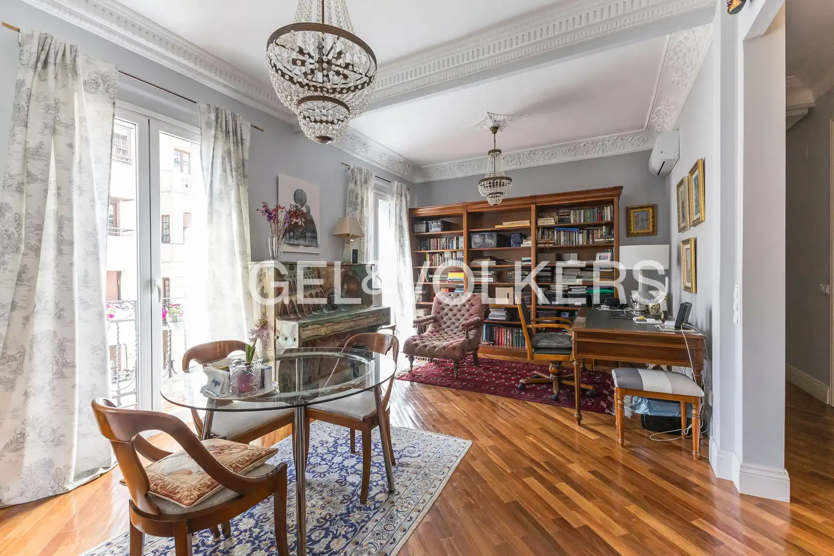Living room of Flat for sale in  Madrid Capital  with Air Conditioner, Heating and Balcony