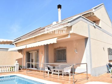 Chalet con piscina en venta en altafulla