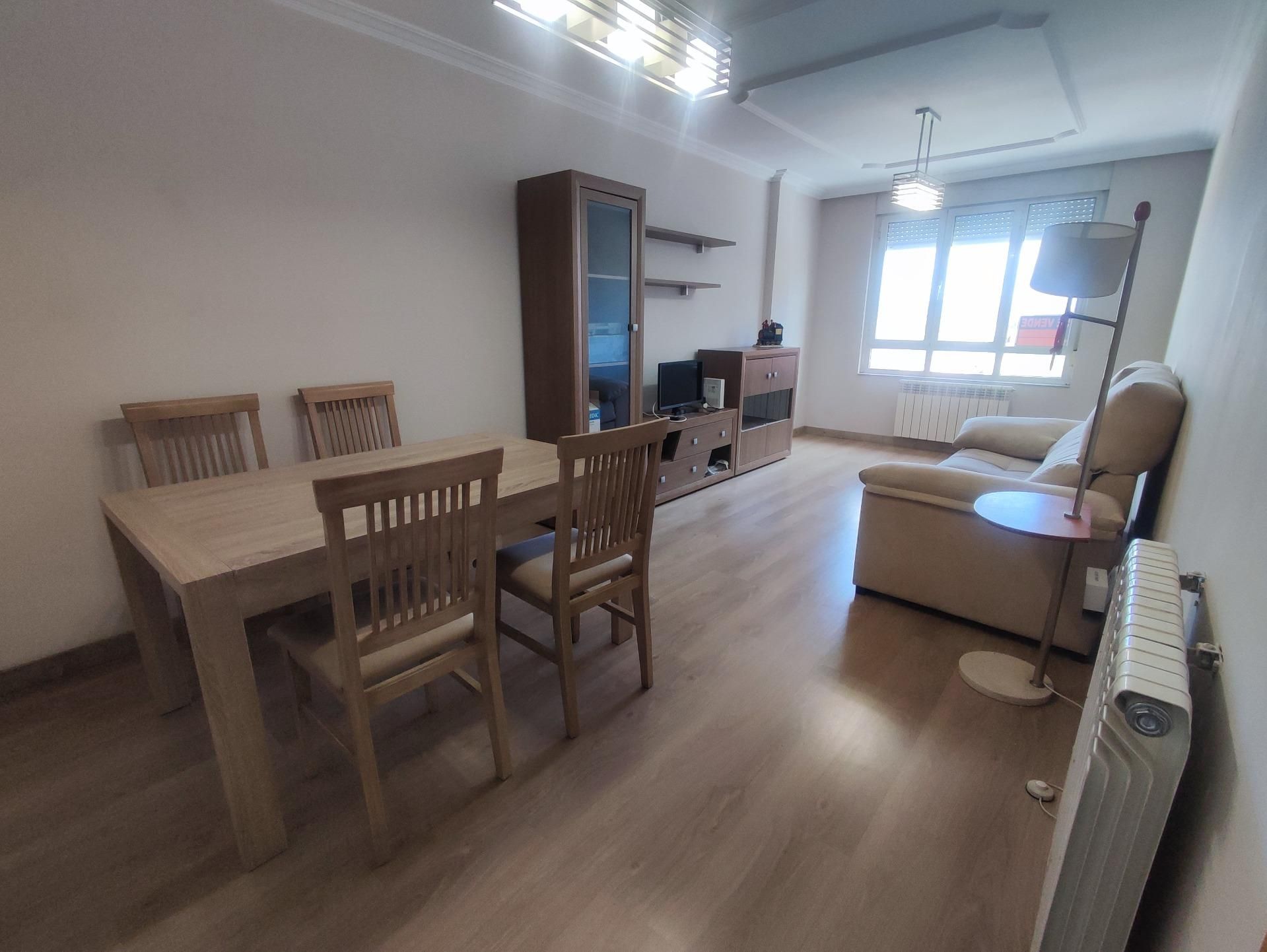 Sala d'estar de Pis en venda en León Capital  amb Calefacció, Terrassa i Traster